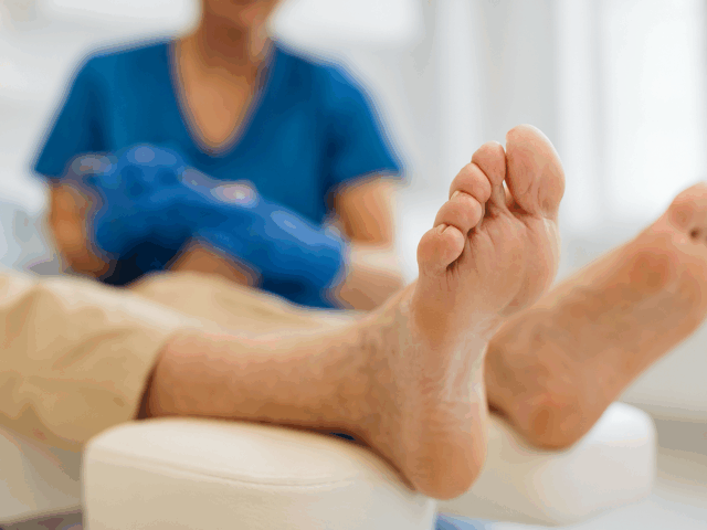 Fußpflege im Alter – Warum sie so wichtig ist & wie Sie Ihre Füße richtig pflegen