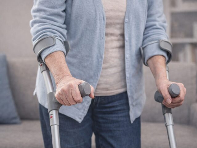 Fußprobleme im Alter: Warum Selbstpflege oft gefährlich wird