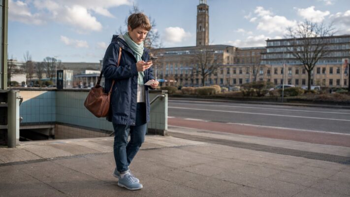 Patientin aus Berlin-Tempelhof plant die Fahrt zu einem Podologie-Termin
